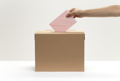 une-main-met-une-enveloppe-rose-dans-la-boite-de-vote.jpg une-main-met-une-enveloppe-rose-dans-la-boite-de-vote.jpg