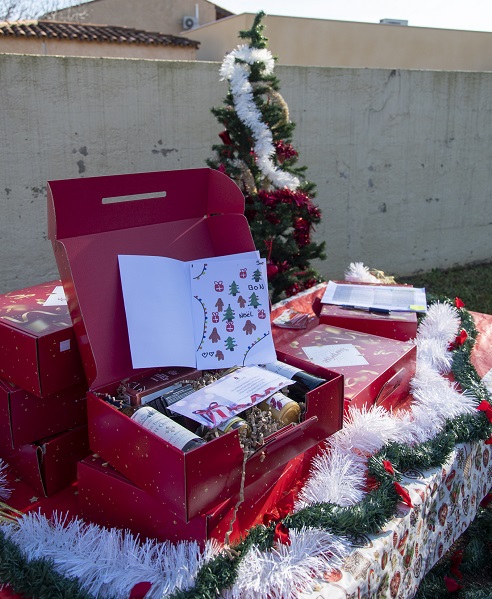 colis_dsc1643_remise_des_cadeaux_151221_cavalaire_dec_2021_bd_r_bao.jpg