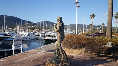 diana_elms_1_jeune_femme_a_la_marine_400.jpg