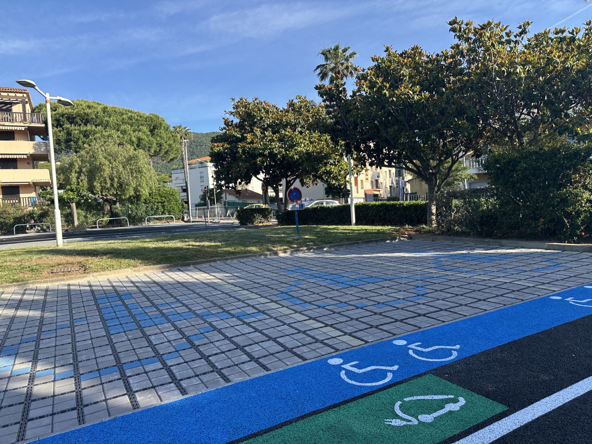 Parking de l'église 1.jpg